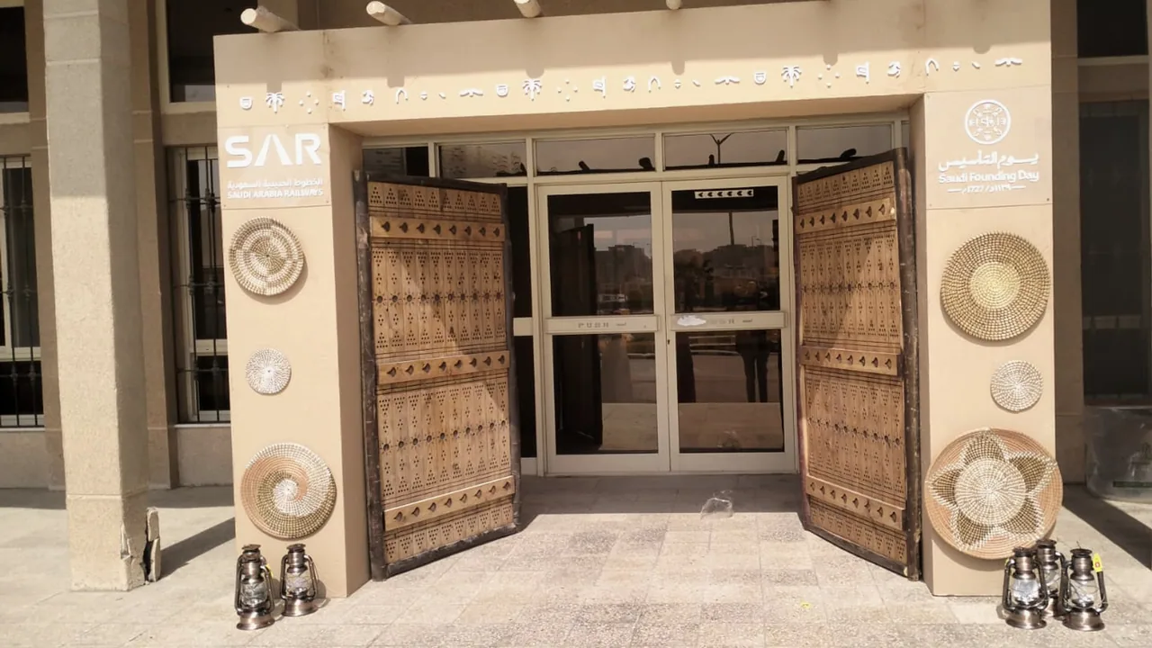 عناصر يوم التأسيس عند مدخل مقر الخطوط الحديدية السعودية